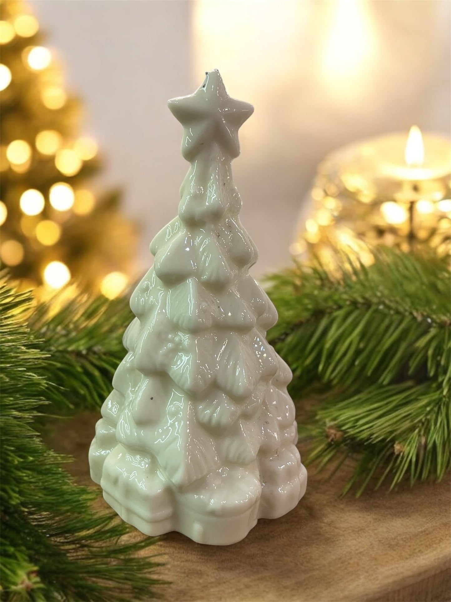 Porcelain christmas tree (12 cm)