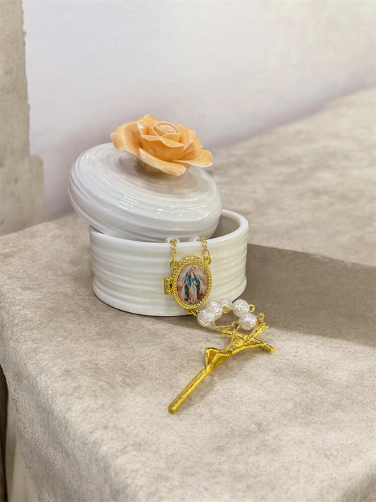 Box with flower and rosary porcelain (9x8cm)